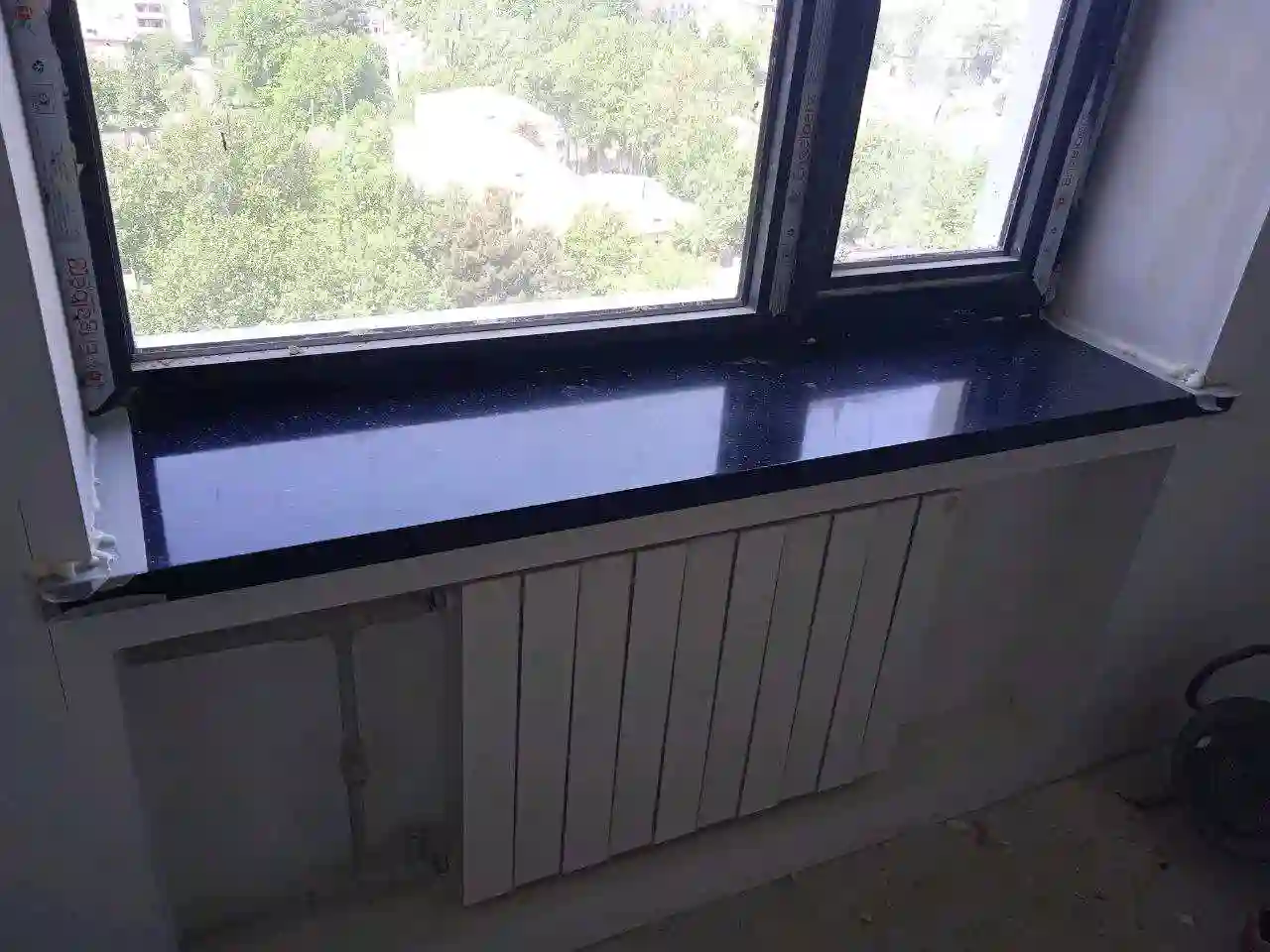 Подоконники из искусственного и кварцевого камня 