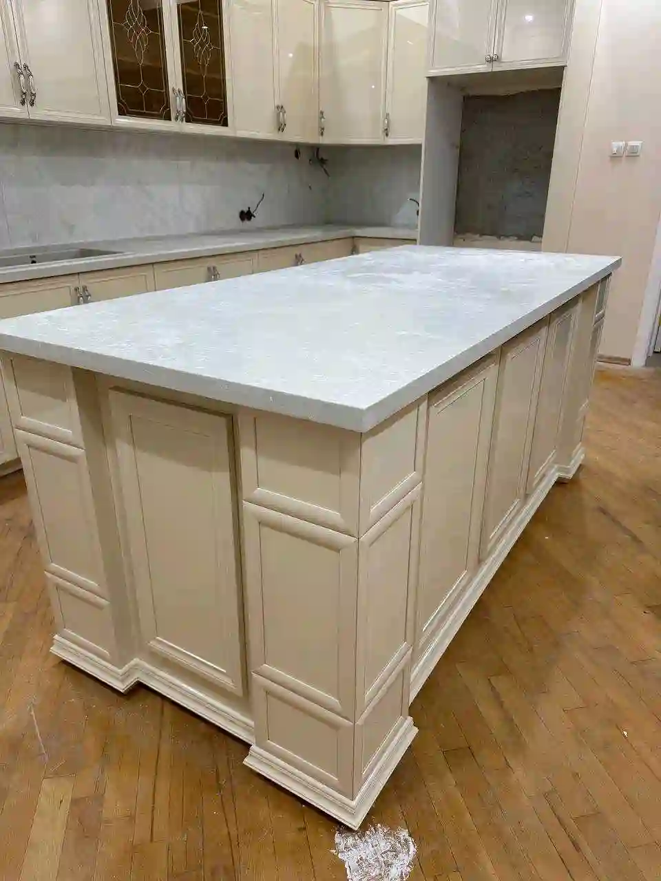 Островок, барная стойка из камня 