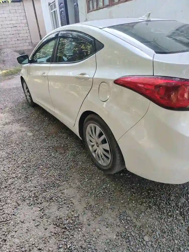 Hyundai Elantra 2012