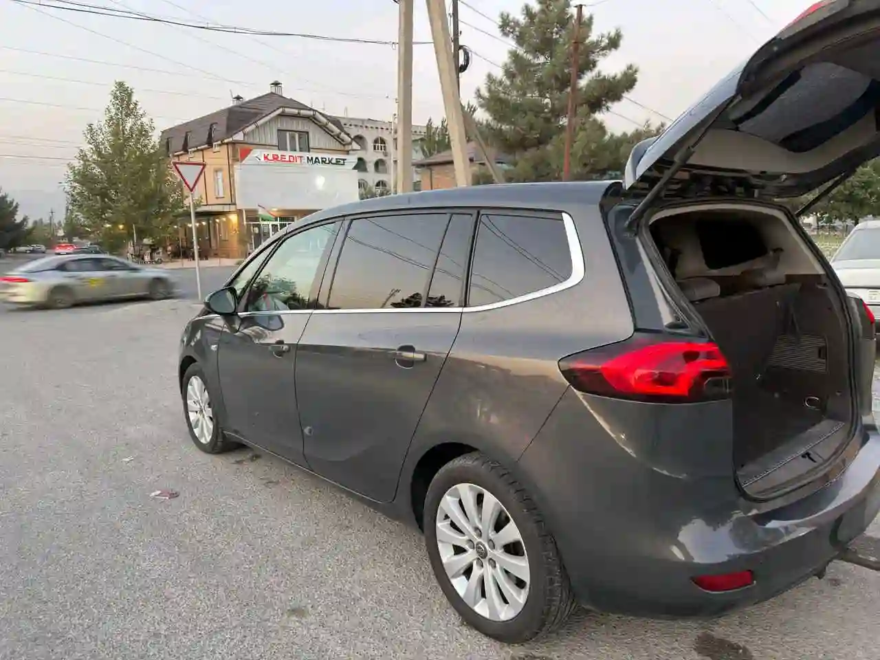 Opel Zafira 2014 — миниатюра 10
