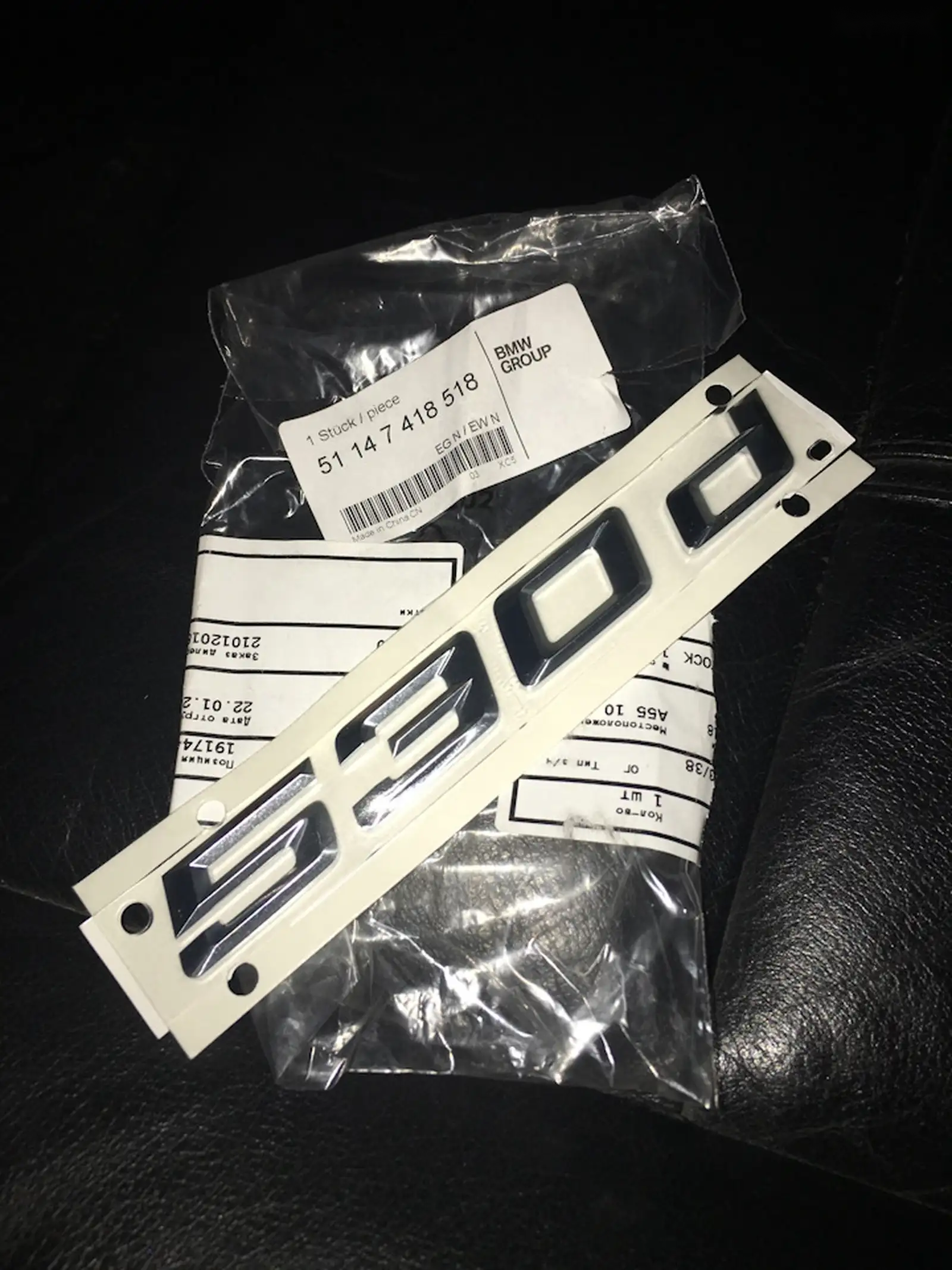 Надпись 530d на BMW