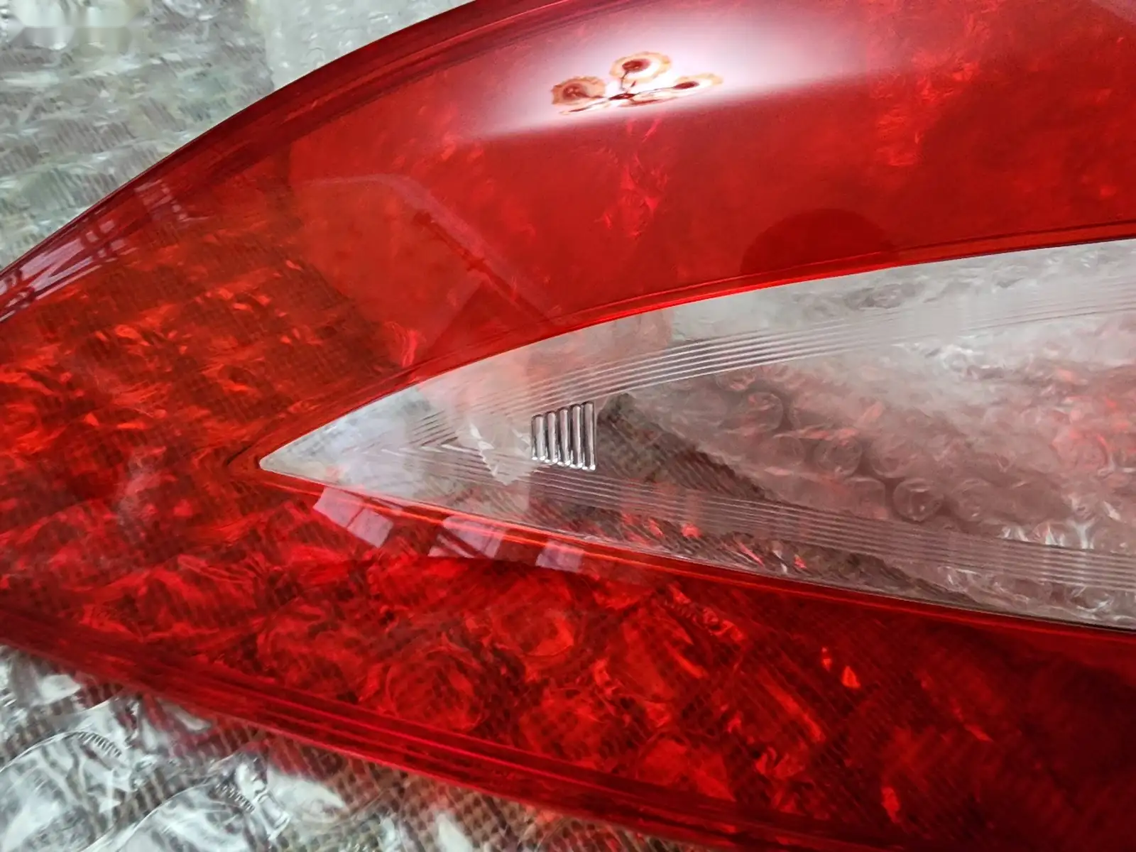 Cтекло на задний фонарь Mercedes CLS 218 — миниатюра 4