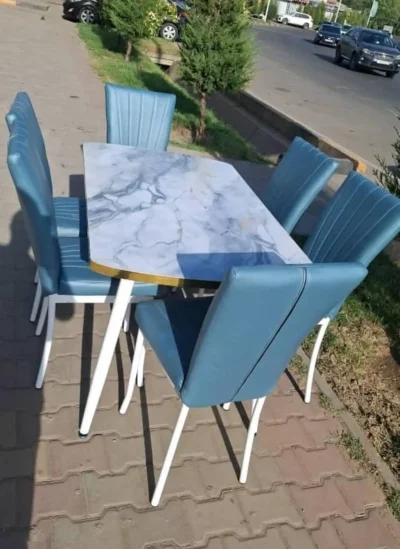 Стол и стулья