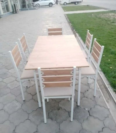 Стол и стулья