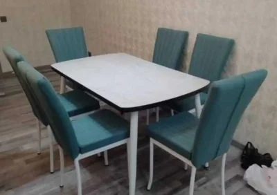 Стол и стулья