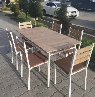 Стол и стулья
