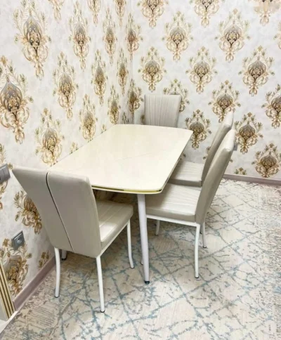 Стол и стулья