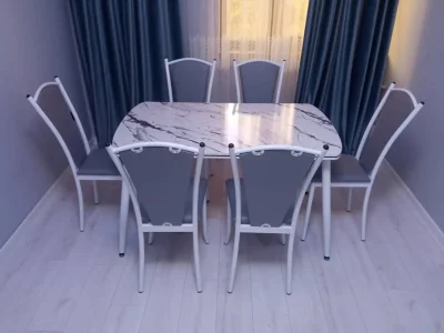 Стол и стулья