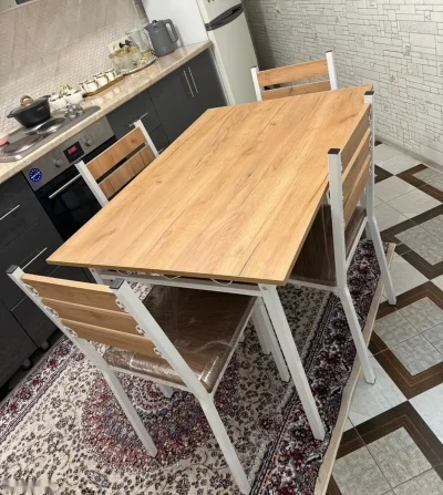 Стол и стулья