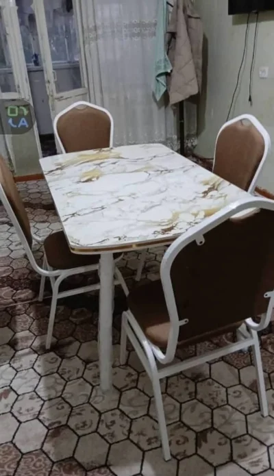 Стол и стулья