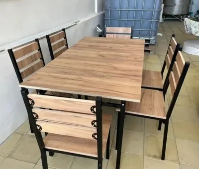 Стол и стулья
