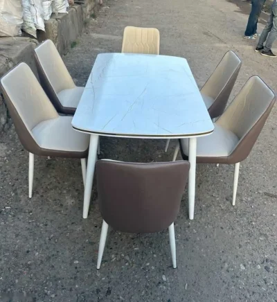 Стол и стулья