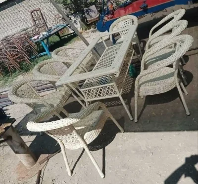Плетенный стол и стулья