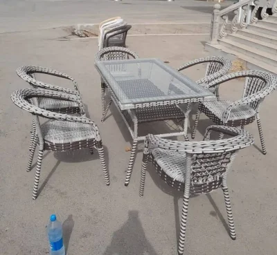Стол и стулья