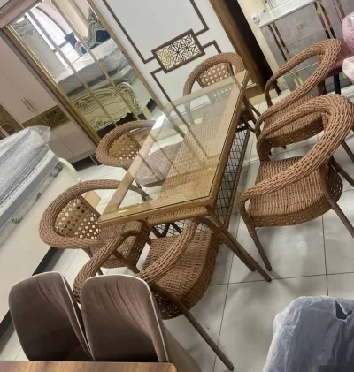 Стол и стулья