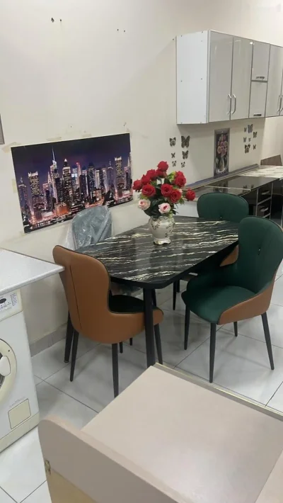Стол и стулья