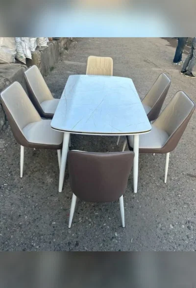 Стол и стулья