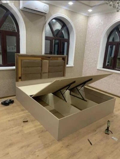 Кровать двуспальная с подемным механизмом