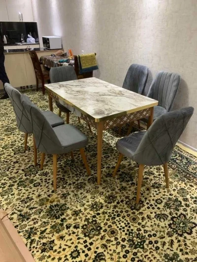 Стол и стулья