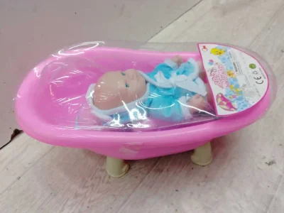 Кукла с ванной игрушкой