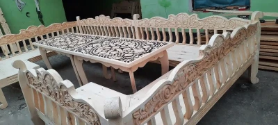 Тапчан и стол и стулья — миниатюра 4