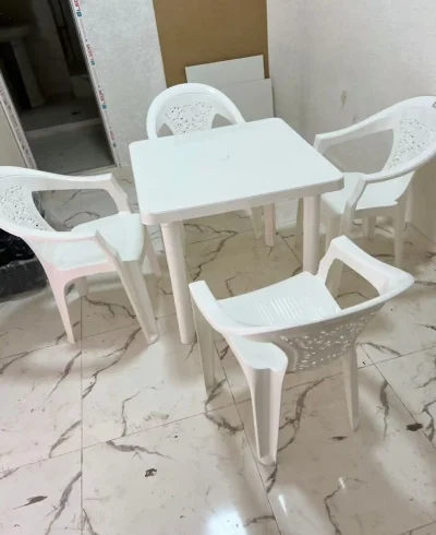 Стол и стулья на 4 персон