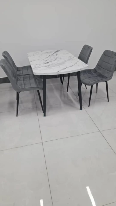 Стол и стулья