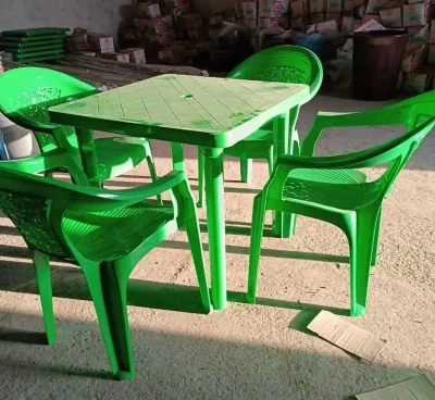 Стол и стулья