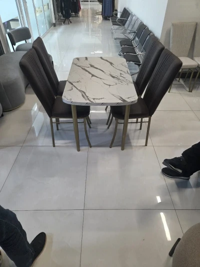 Стол и стулья
