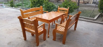 Стол и стулья