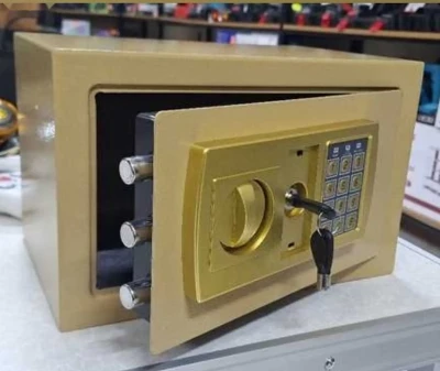 Маленький металлический сейф-копилка — миниатюра 6