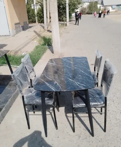 Стол и стулья