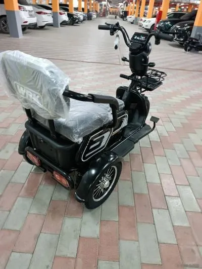 Трёхколёсный скутер