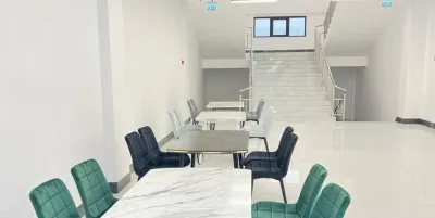 Стол и стулья