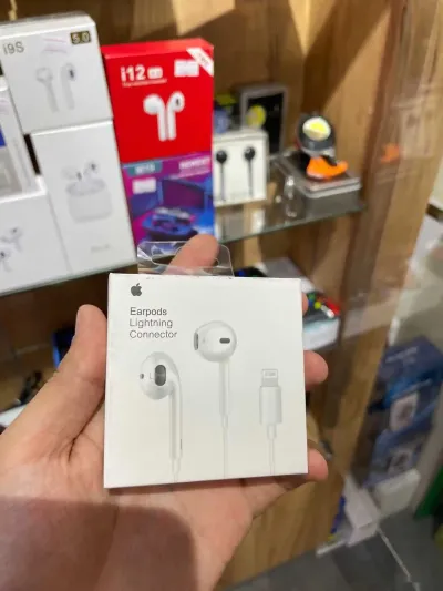 Наушники EarPods with Lightning Connector