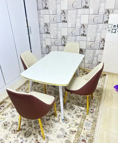 Стол и стулья