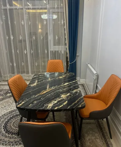 Стол и стулья
