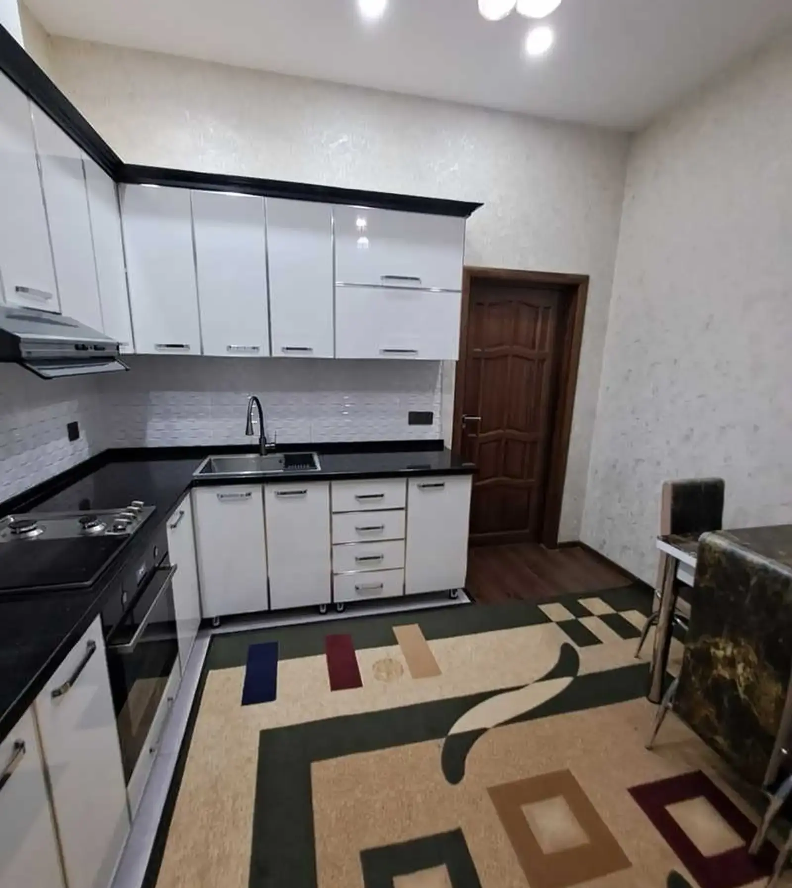 3-комн. квартира, 1 этаж, 100м², Сино
