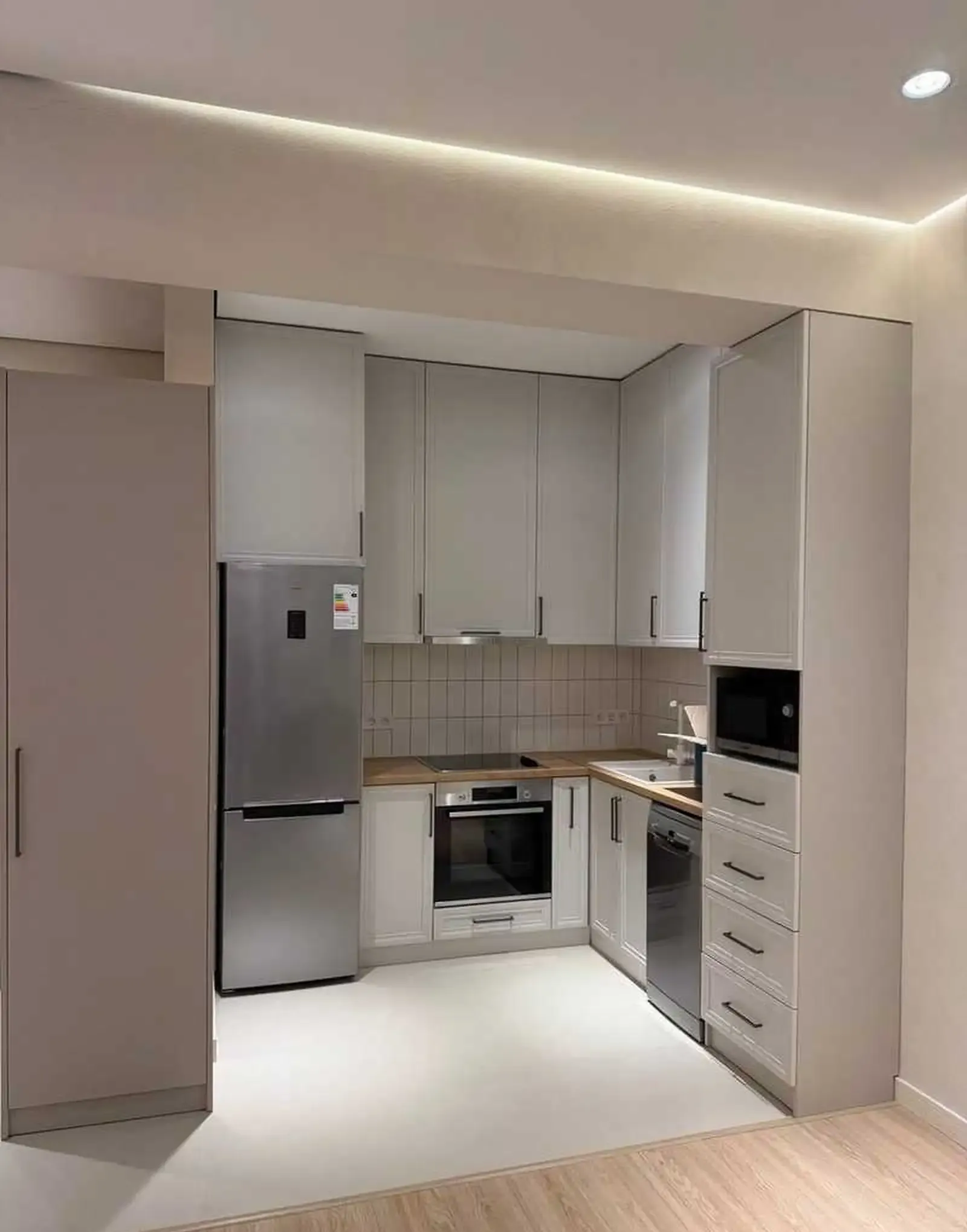 3-комн. квартира, 16 этаж, 100м², Дом Печати, Кафе Тартин