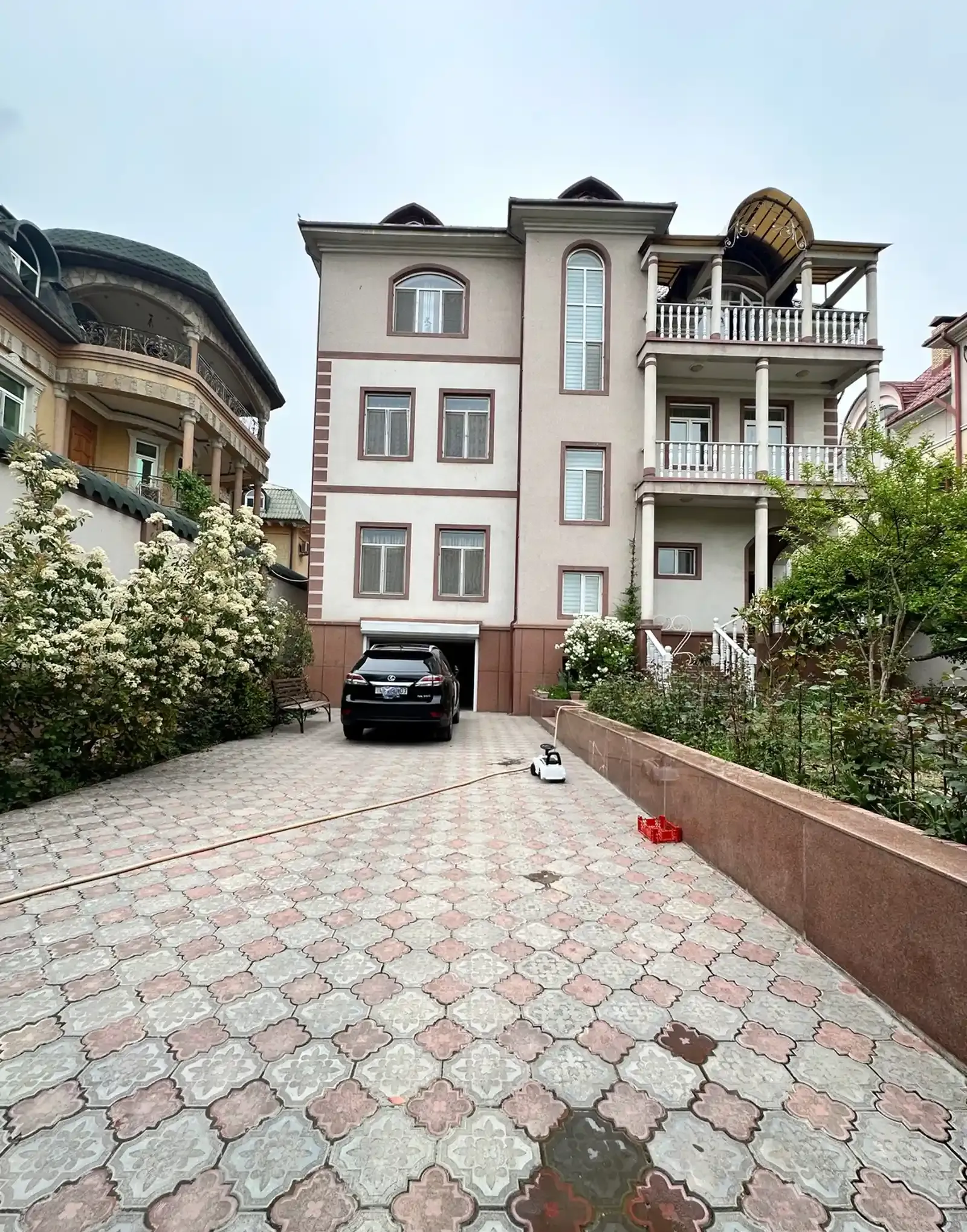 3-этажный, 9 комнатный дом, 780 м², 112 мкр, АЗС Зоир-Ойл, Кольцевая Калинина, Сино