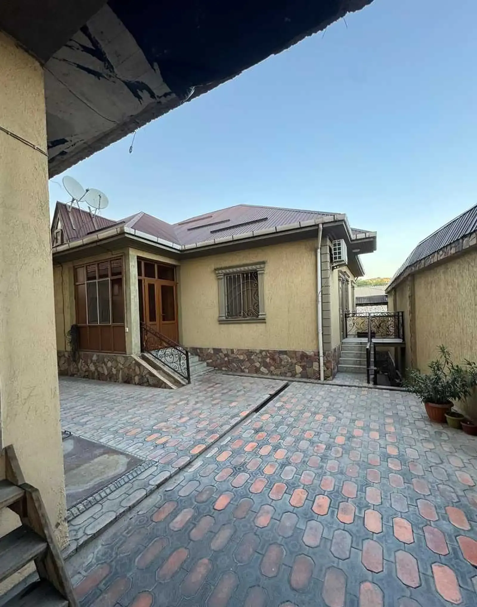 1-этажный, 6 комнатный дом, 250 м², Н.И.Сомони.Хуҷандбиё