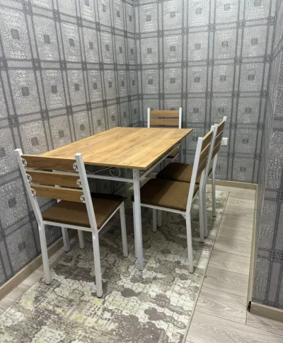 Стол и стулья