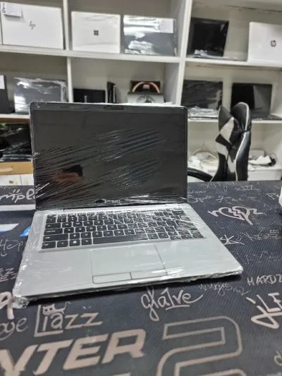 Ноутбук DELL i5 10th RAM8GB DDR4 SSD 256GB видеокарта UHD