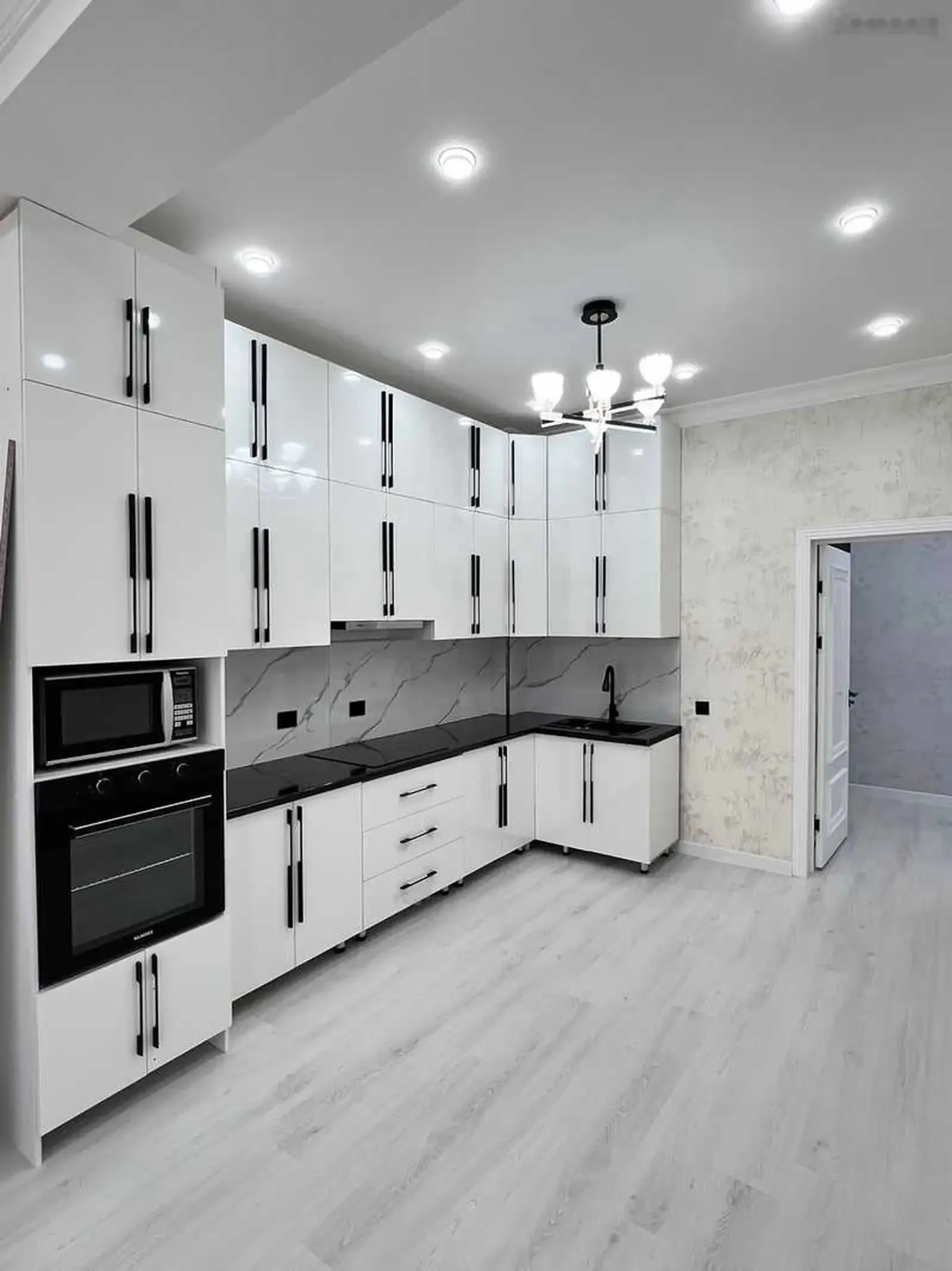 2-комн. квартира, 11 этаж, 65м², боги ботаники