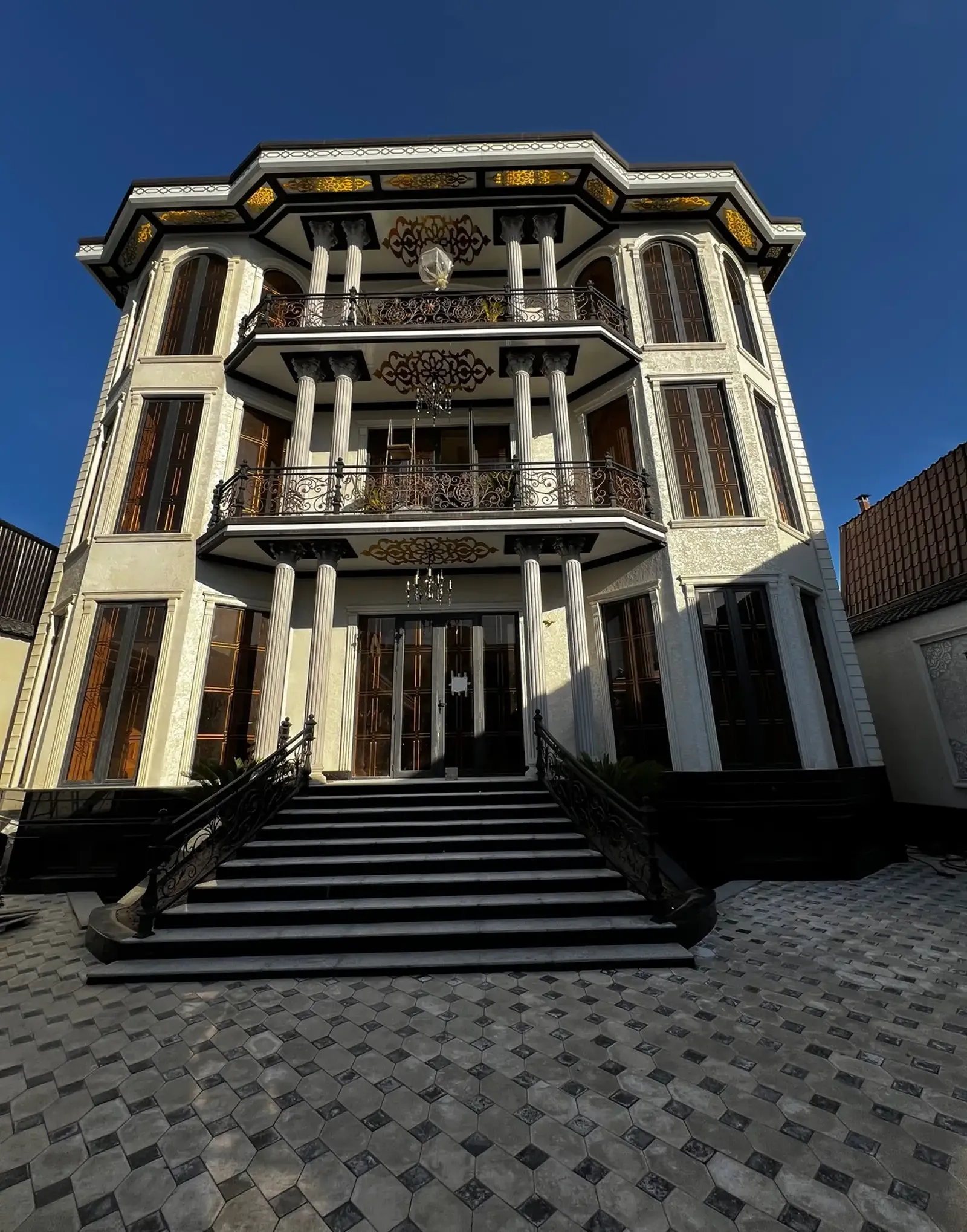 3-этажный, 12 комнатный дом, 830 м², Ашан