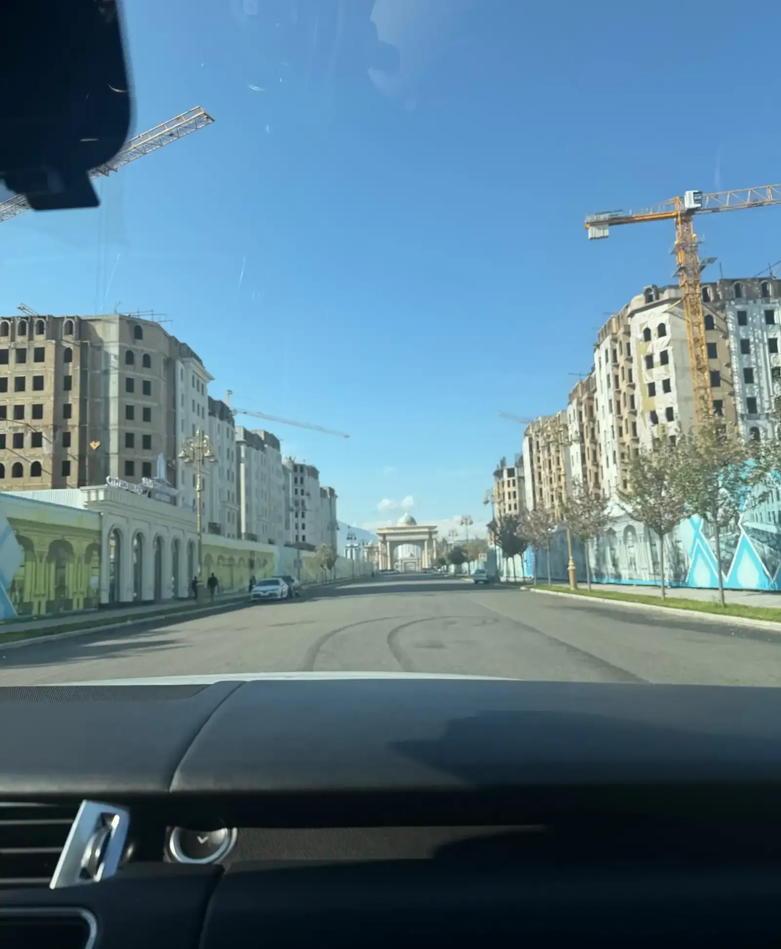 Помещение под свободное назначение, 960м², И.Сомони, Истиклол