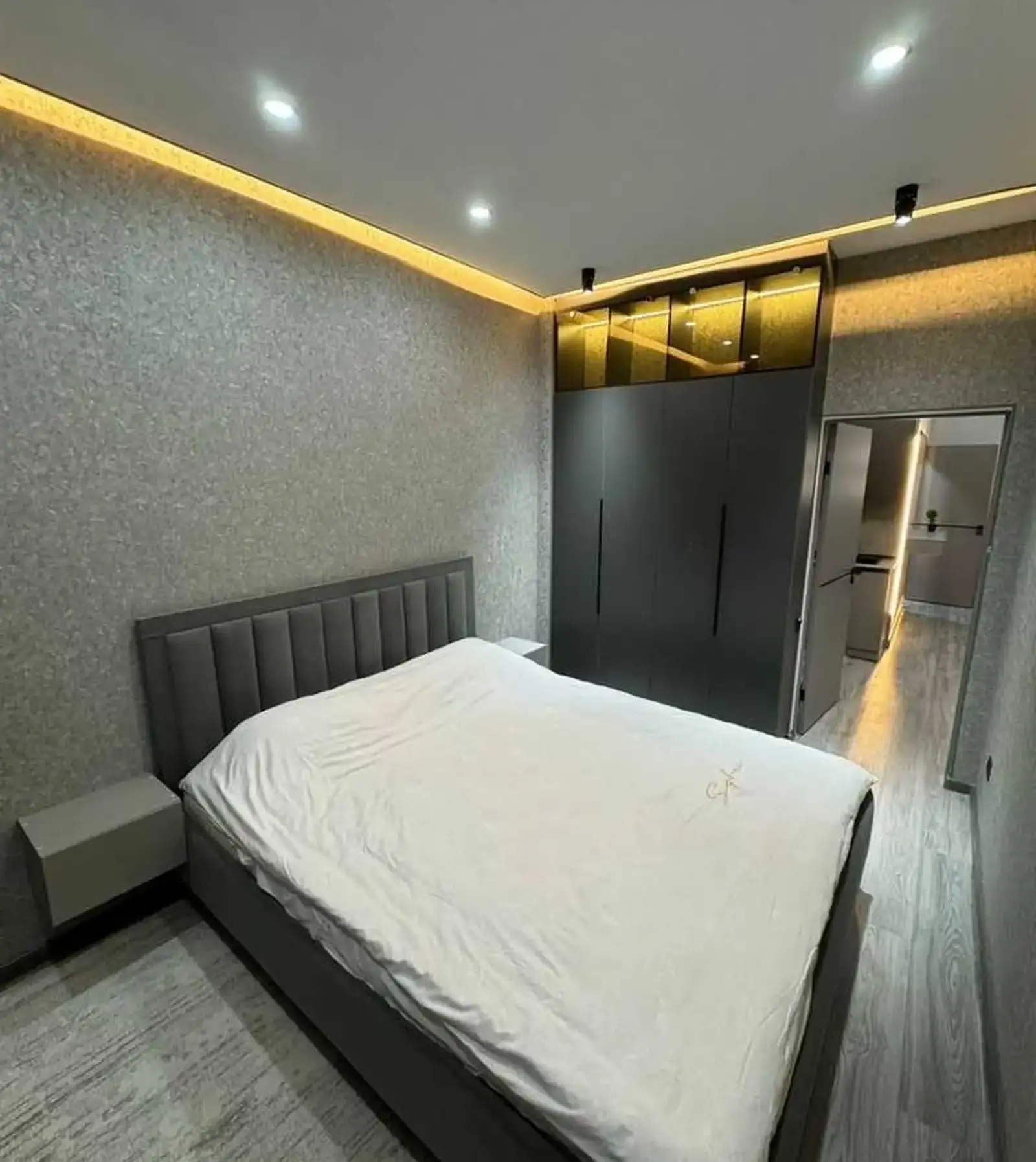 2-комн. квартира, 18 этаж, 80м², голубой экран