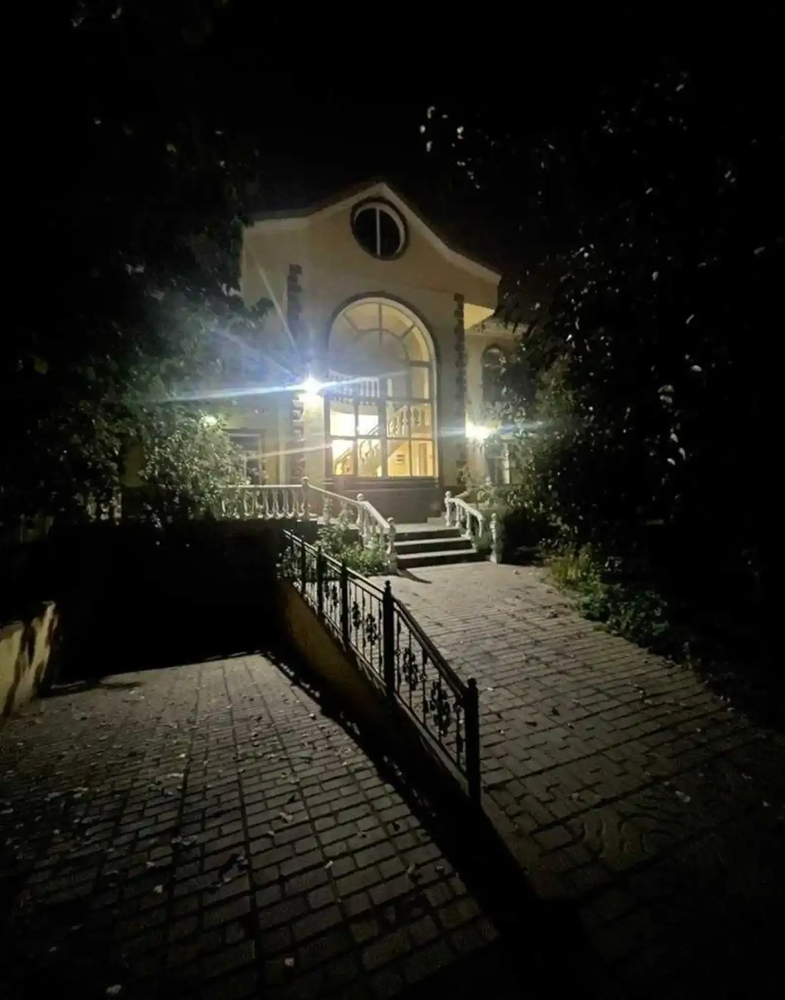 2-этажный, 8 комнатный дом, 630 м², Сомони