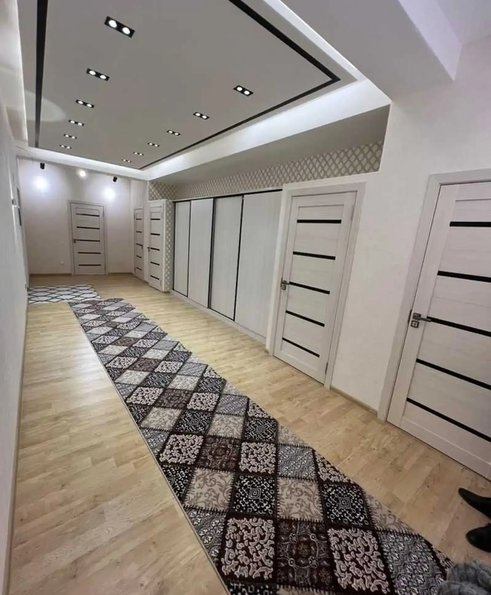 3-комн. квартира, 3 этаж, 125м², Ориёнбанк главный