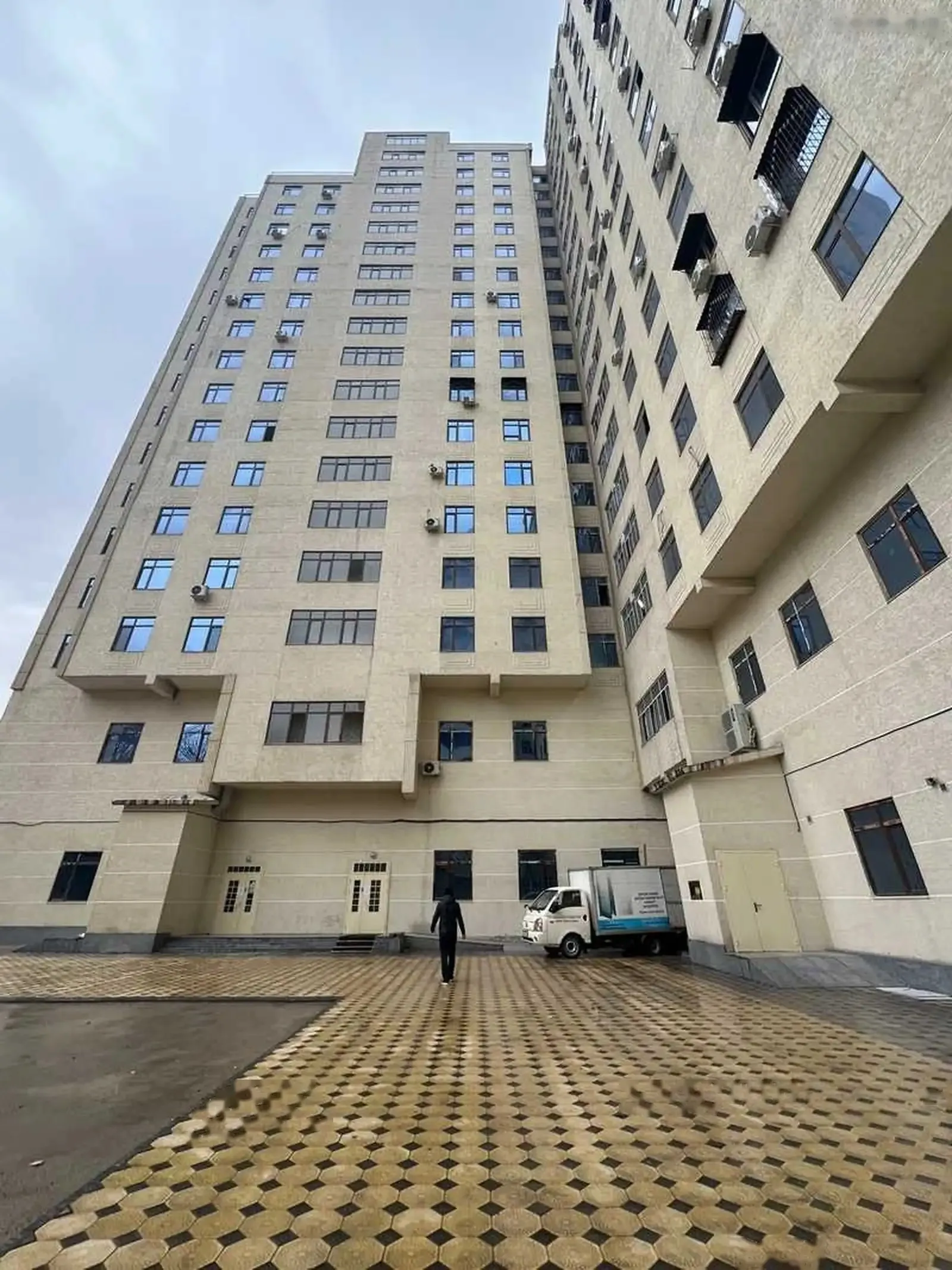 3-комн. квартира, 10 этаж, 110м², Пайкари Голубой экран
